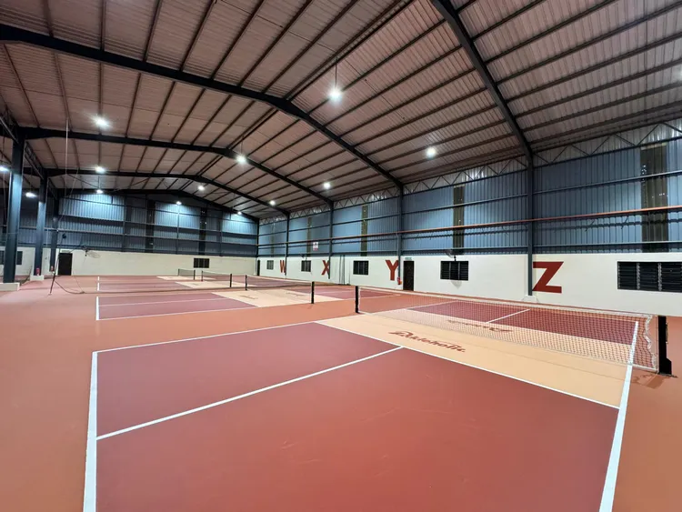 Pickleholic Arena — 球场内部